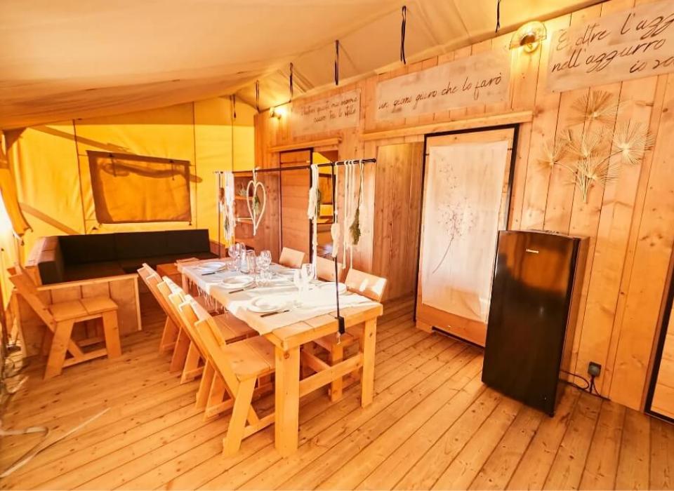 Interno rustico con tavolo da pranzo in legno e decorazioni naturali.