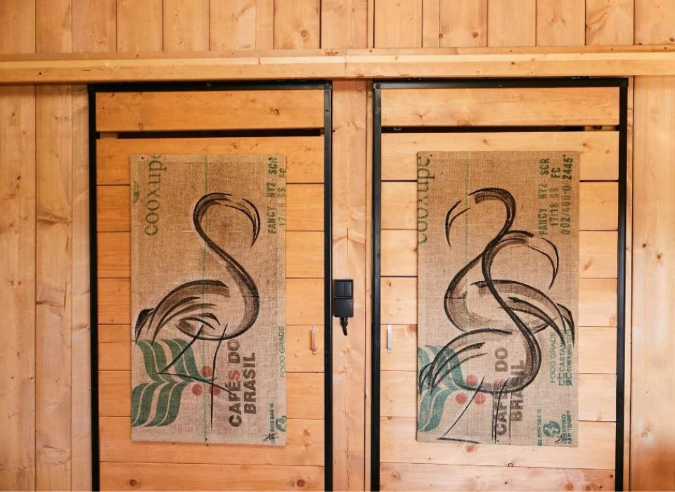 Porte in legno con decorazioni di sacchi di caffè brasiliano.