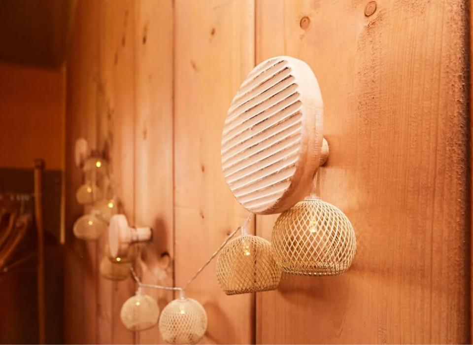 Decorazione in legno con luci a rete su parete di legno.